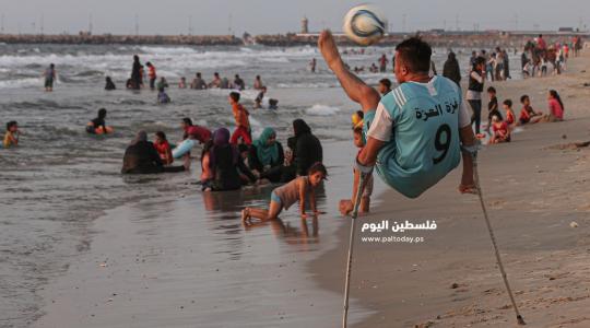 جريحان غزيان يمارسان التمارين الرياضية على شاطئ بحر غزة  ‫(38535688)‬ ‫‬.JPG