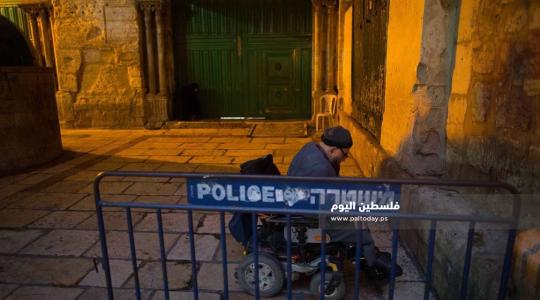 مواطنون يصلون في ليلة القدر أمام باب السلسلة أحد أبواب المسجد الاقصى المغلق (7)