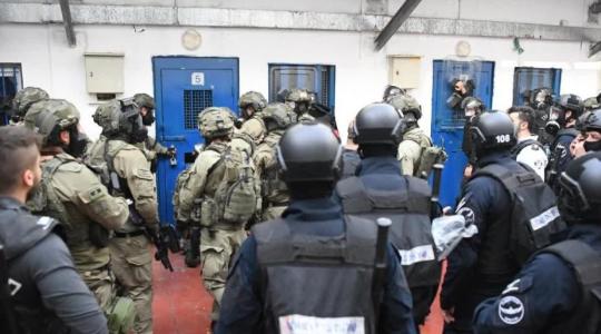 قوات القمع الاسرائيلية تقتحم سجن (ارشيف)