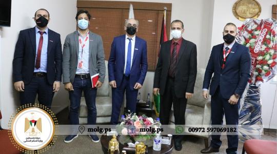 وفد من  شركة Ooredo فلسطين يلتقي وكيل وزارة الحكم المحلي لتهنئته وبحث سبل التعاون المشترك