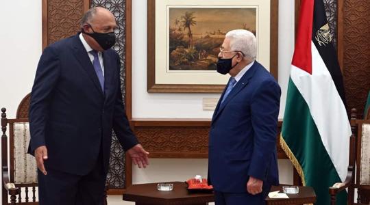 عباس يتسقبل وزير الخارجية المصري بمقر الرئاسة برام الله