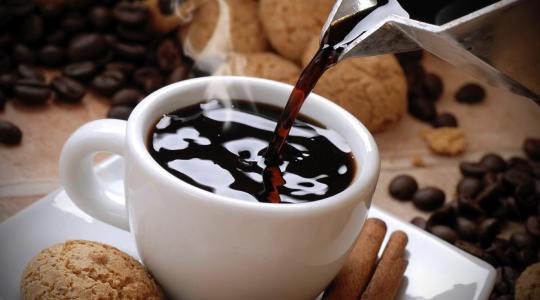 كم فنجان قهوة ينبغي أن تشرب في اليوم لتجنب آثارها السلبية؟