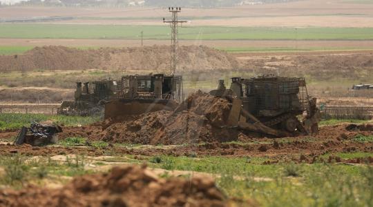 آليات الاحتلال الإسرائيلي تجرف أراضي المواطنين شرق خان يونس