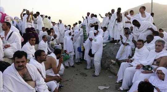 حجاج بيت الله الحرام يؤدون مناسك الحج في ثاني أيام العيد