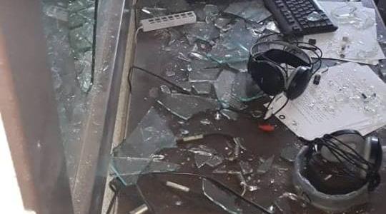 آثار تحطيم مقر تلفزيون فلسطين بغزة على أيدي مجهولين
