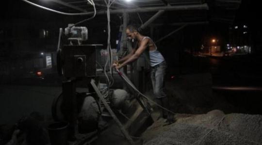 العمال الفلسطينيون في قطاع غزة يعملون ليلا في رمضان
