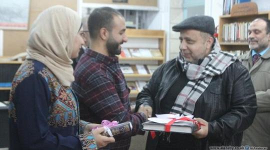 العروسان يتقبلان التهنئة في مكتبة نابلس