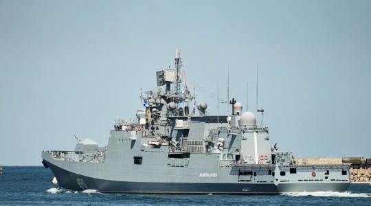 فرقاطة روسية تتابع مدمرة أمريكية في البحر الأسود