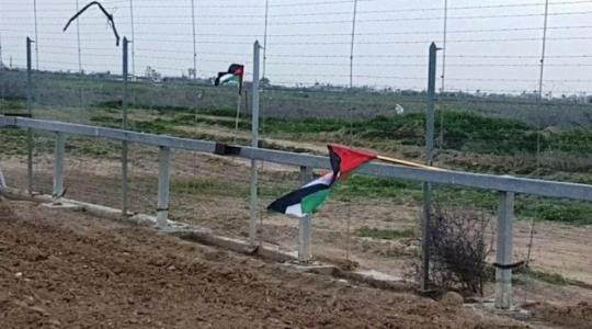  العلم على سياج الحدود الشرقية لقطاع غزة