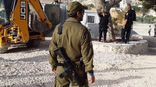 قوات الاحتلال تخطر مواطنًا فلسطينيًا بهدم منزله في جنين
