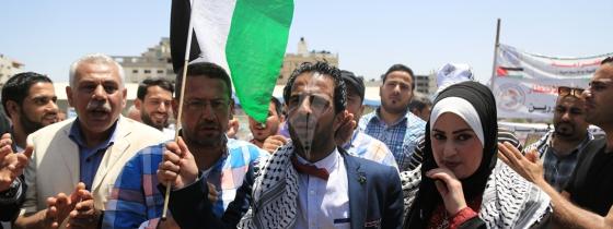 بالصور:عروسان يعقدان قرانهما في خيمة تضامن الأسرى بساحة السرايا بغزة