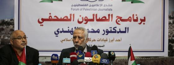 بالصور:د. محمد الهندي خلال حلقة نقاش ضمن برنامج الصالون الصحفي الذي ينظمه منتدى الإعلاميين الفلسطينيين"