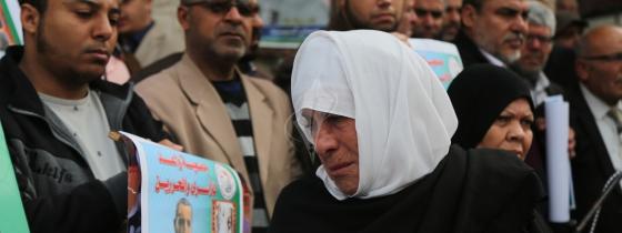 بالصور:وقفة واعتصام لأهالي المعتقلين أمام مقر اللجنة الدولية للصليب الأحمر بمدينة غزة