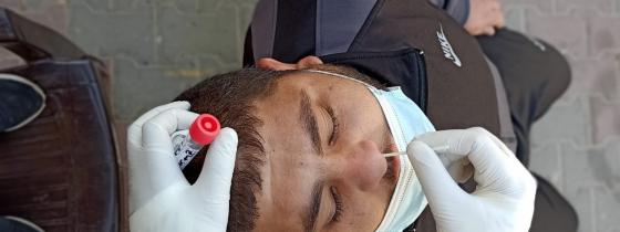 الطب الوقائي يجري مسحات "كورونا" عشوائية لمواطنين برفح.