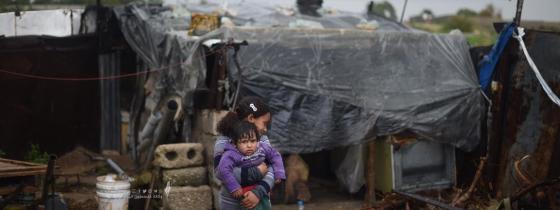 أطفال غزة يواجهون البرد بمنازل الصفيح ومواقد النار
