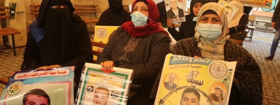 وقفة لأهالي الأسرى المصابين بكورونا أمام الصليب في أول يوم لاستئناف الاعتصام  بعد توقفه بسبب فيروس كورونا