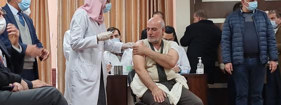 غزة : انطلاق حملة التطعيم ضد كورونا .. حضور كبير لوسائل الإعلام المحلية والدولية