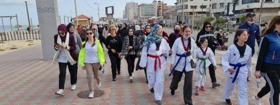 سيدات يمارسن رياضة المشي ضمن فعالية "خطى واثقة" التي ينظمها الاتحاد الفلسطيني للثقافة الرياضية