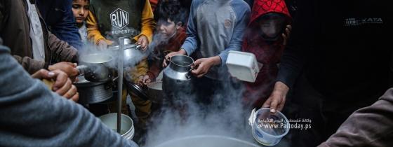 غزة..الحطاب يطهو الجريشة والعدس ويوزعها على الفقراء والمحتاجين