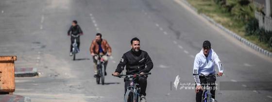 بالصور : غزيون يتجولون في شوارع غزة بعد قرار منع حركة المركبات