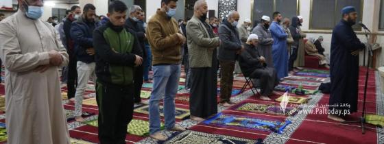 صلاة العشاء والتراويح في مساجد محافظة غزة وسط اجراءات الوقاية من فيروس كورونا