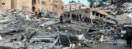 آثار الدمار الذي خلفته غارات الاحتلال في شارعي الوحدة والثورة، ومحيط ملعب فلسطين وسط مدينة غزة فجر اليوم