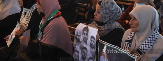 بالصوراعتصام اهالى الأسرى الأسبوعي أمام مقر الصليب الأحمر بغزة