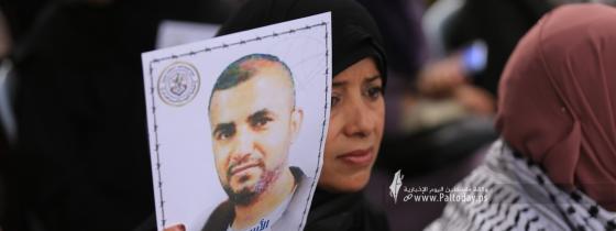 بالصور:اعتصام أهالي الأسرى أمام الصليب وإحياء ذكرى صفقة وفاء الأحرار العاشرة