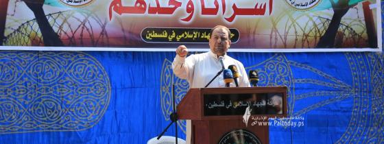 بالصور:"الجهاد الاسلامى" تقيم صلاة الجمعة أمام الصليب الاحمر بغزة نصرة لـ "أسرى الجهاد" المضربين عن الطعام في سجون الاحتلال
