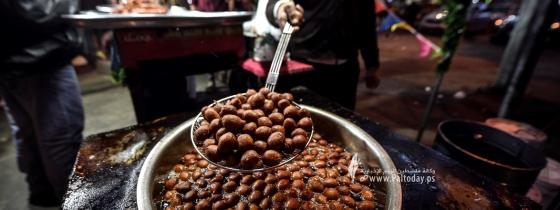 العوامة .. الحلوى الدافئة التي تُرافق شتاء الغزيين