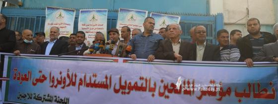 بالصور:وقفة فصائلية واللجنة المشتركة للاجئين أمام البوابة الغربية للوكالة بغزة