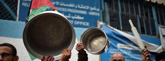 وقفة بخانيونس احتجاجاً على تقليصات مساعدات "أونروا" الغذائية