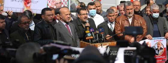بالصور: وقفة تضامنية مع الأسرى في سجون الاحتلال أمام مقر الصليب الأحمر في مدينة غزة