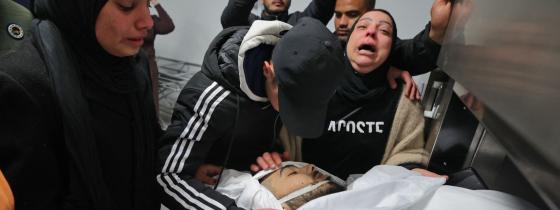 وسط حالة من الحزن الشديد.. عائلة الشهيد نهاد  البرغوثي خلال توديعه