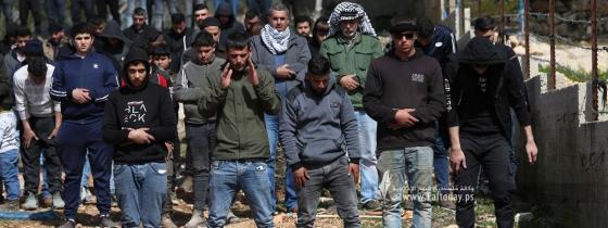 بالصور: مواطنون يؤدون صلاة الجمعة بالقرب من جبل صبيح في بلدة بيتا جنوب مدينة نابلس.