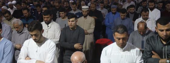 بالصور: آلاف الفلسطينيين يحيون ليلة القدرفي المسجد العمري بغزة
