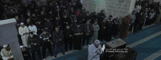 بالصور: صلاة العشاء والتراويح من المسجد العمري الكبير بغزة