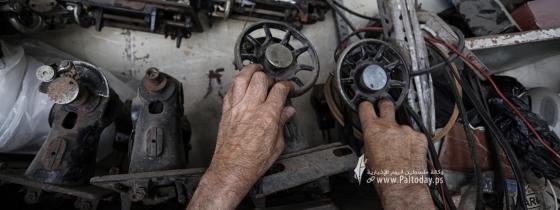بالصور: الحاج الثمانيني زكريا الجيار أقدم مصلح ماكينات خياطة  قديمة في قطاع غزة