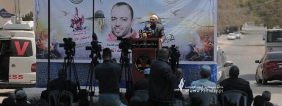 بالصور: حركة الجهاد تقيم صلاة الجمعة تضامنا مع الاسير المضرب عن الطعام خليل العواودة امام مقر الصليب الاحمر بغزة