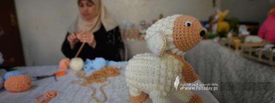 ريهان.. فلسطينية تبدع في صناعة دُمى عيد الأضحى