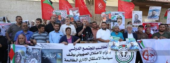بالصور: اعتصام للأهالي وفعالية اسناد للأسرى المرضى والمضربين عن الطعام أمام مقر الصليب بغزة