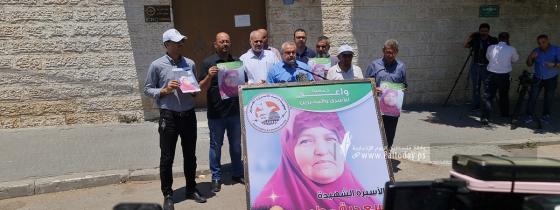 بالصور: وقفة غاضبة  أمام مقر الصليب الأحمر عقب استشهاد الأسيرة سعدية فرج الله "مطر"