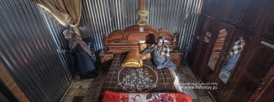 الصيف يمر ثقيلا على سكان بيوت "الزينقو" في غزة