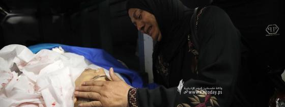 بالصور: نابلس - مواطنون وأقارب الشهيد وسيم ابو خليفة، (20عاماً) يلقون نظرة الوداع عليه في مستشفى رفيديا .