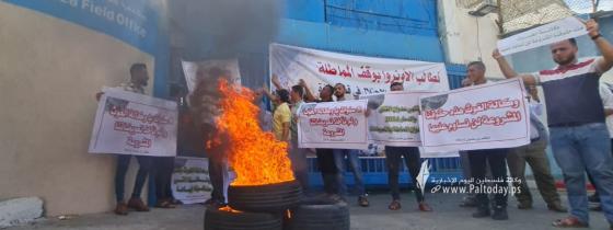 بالصور: غاضبون يلقون البيض الفاسد ويشعلون إطارات مطاطية أمام بوابة مقر وكالة "أونروا" بمدينة غزة احتجاجًا على عدم استكمال إعمار المنازل المدمرة خلال عدوان 2014