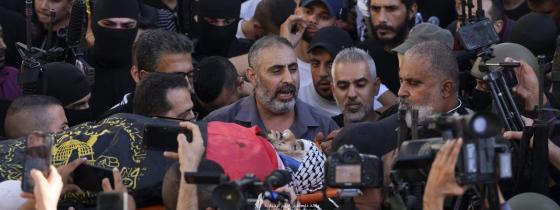 بالصور: تشييع جثامين الشهداء بمسيرة حاشدة في مدينة جنين
