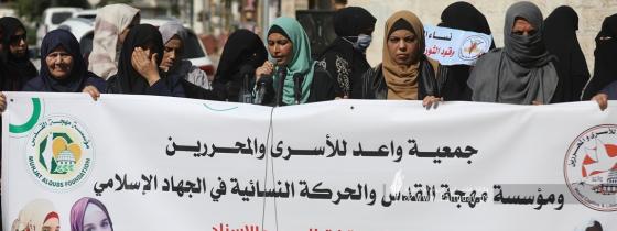 بالصور :وقفة لمهجة القدس وجمعية واعد بغزة رفضاً للانتهاكات بحق الأسيرات في السجون