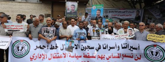 بالصور : ألبومات الصور اعتصام اهالى الأسرى الأسبوعي أمام مقر الصليب الأحمر بغزة