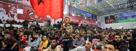 بالصور: حضور جماهيري فلسطيني كبير، في صالة سعد صايل بغزة، لمتابعة مباراة المنتخب المغربي أمام البرتغال