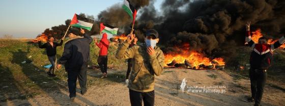 بالصور : فلسطينيون يشعلون الإطارات قرب الحدود الشرقية لقطاع غزة تنديدًا بالعدوان الإسرائيلي على جنين